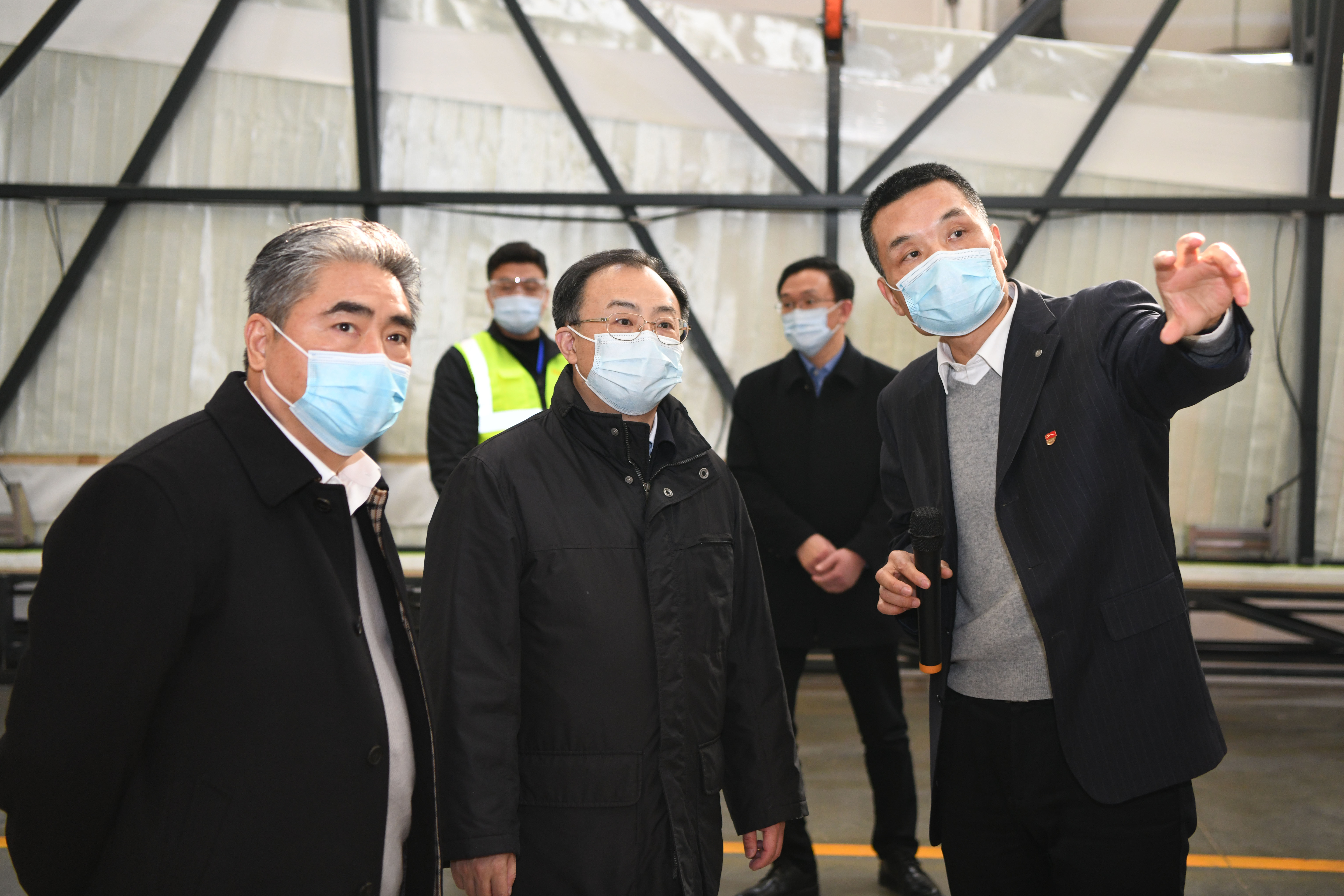 202102201638391613810319369289.jpg 副本-江蘇省省長(zhǎng)吳政隆調(diào)研中復(fù)連眾風(fēng)機(jī)葉片項(xiàng)目.jpg